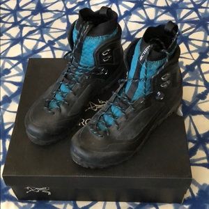 Women’s Arc’teryx Bora Mid waterproof hiking boot
